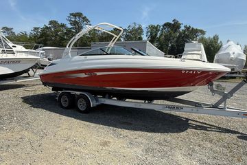 2014 Sea Ray 240 Sundeck Outboard