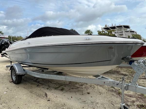 Bayliner VR4 Bowrider OB 2025 Bayliner VR4 Bowrider OB on trailer, parked on sandy ground under cloudy sky.