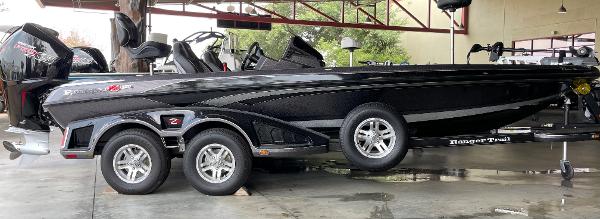 Ranger Z520R 2023 Ranger Z520R black fishing boat on a trailer in a garage.