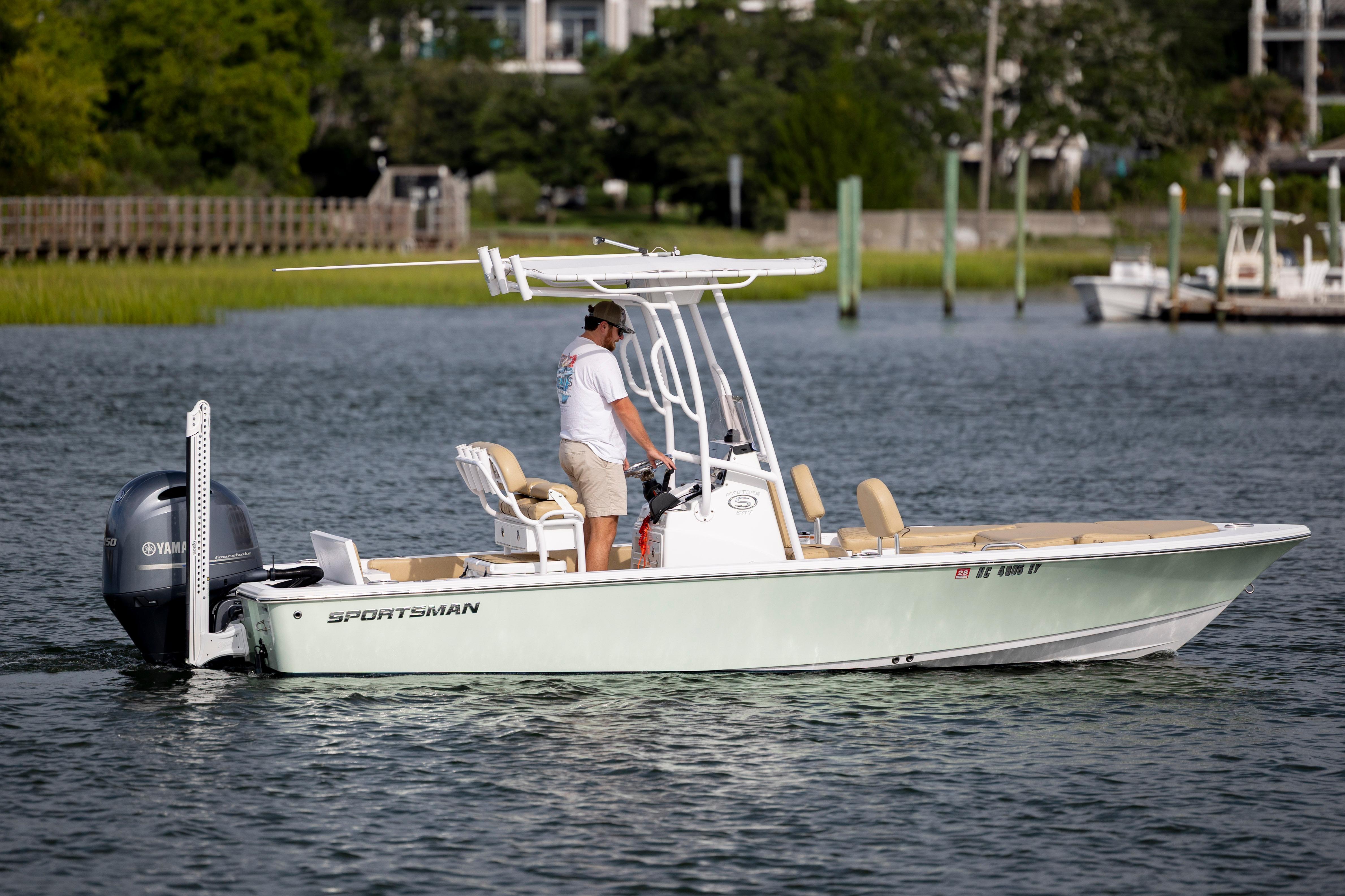 2022 Sportsman Masters 207 Bay Boat