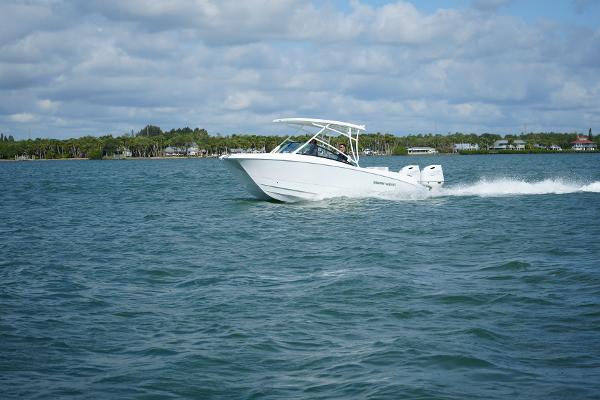 2025 Twin Vee 240 GFX DC