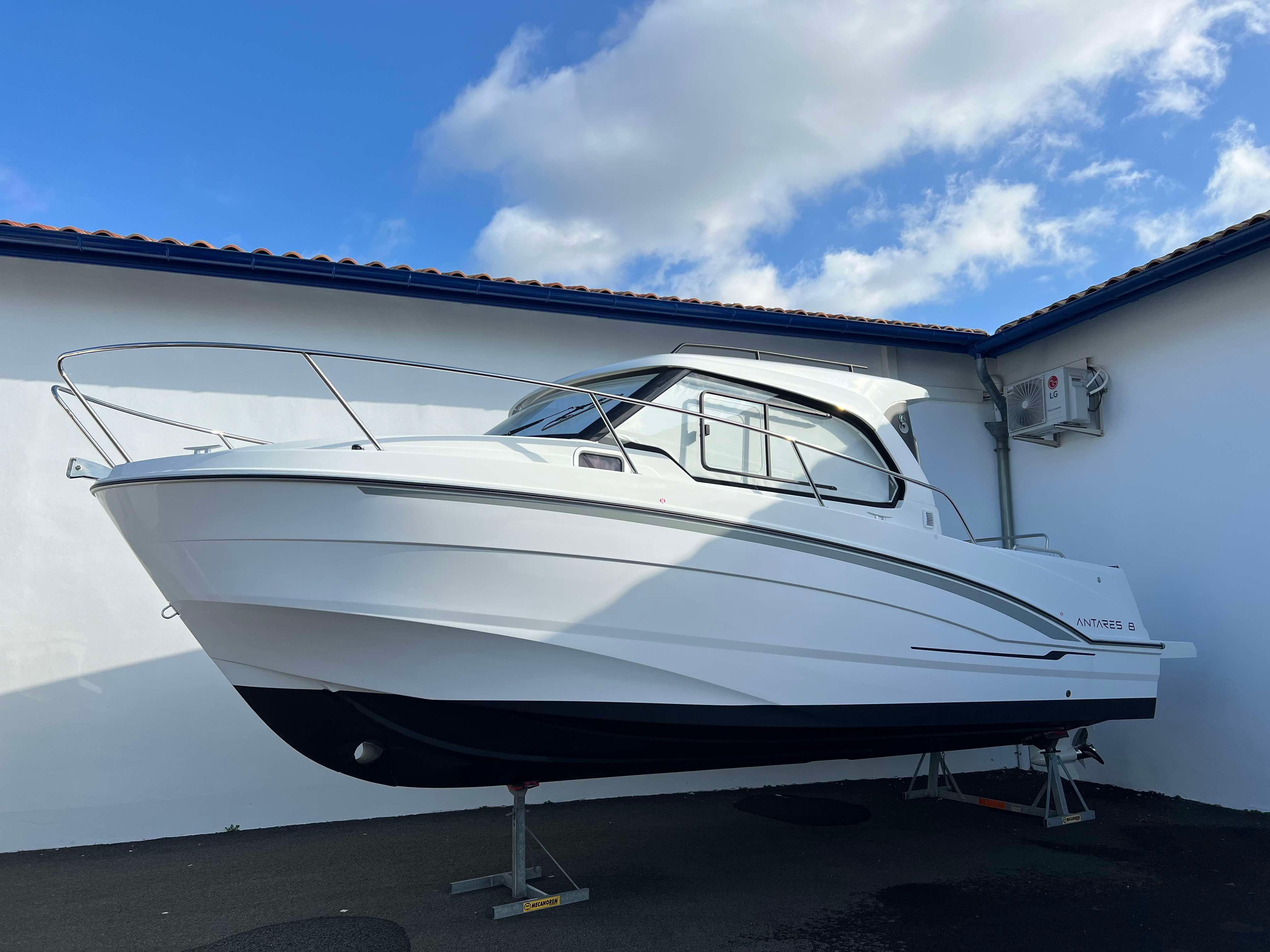 2024 Beneteau Antares 8 OB V2