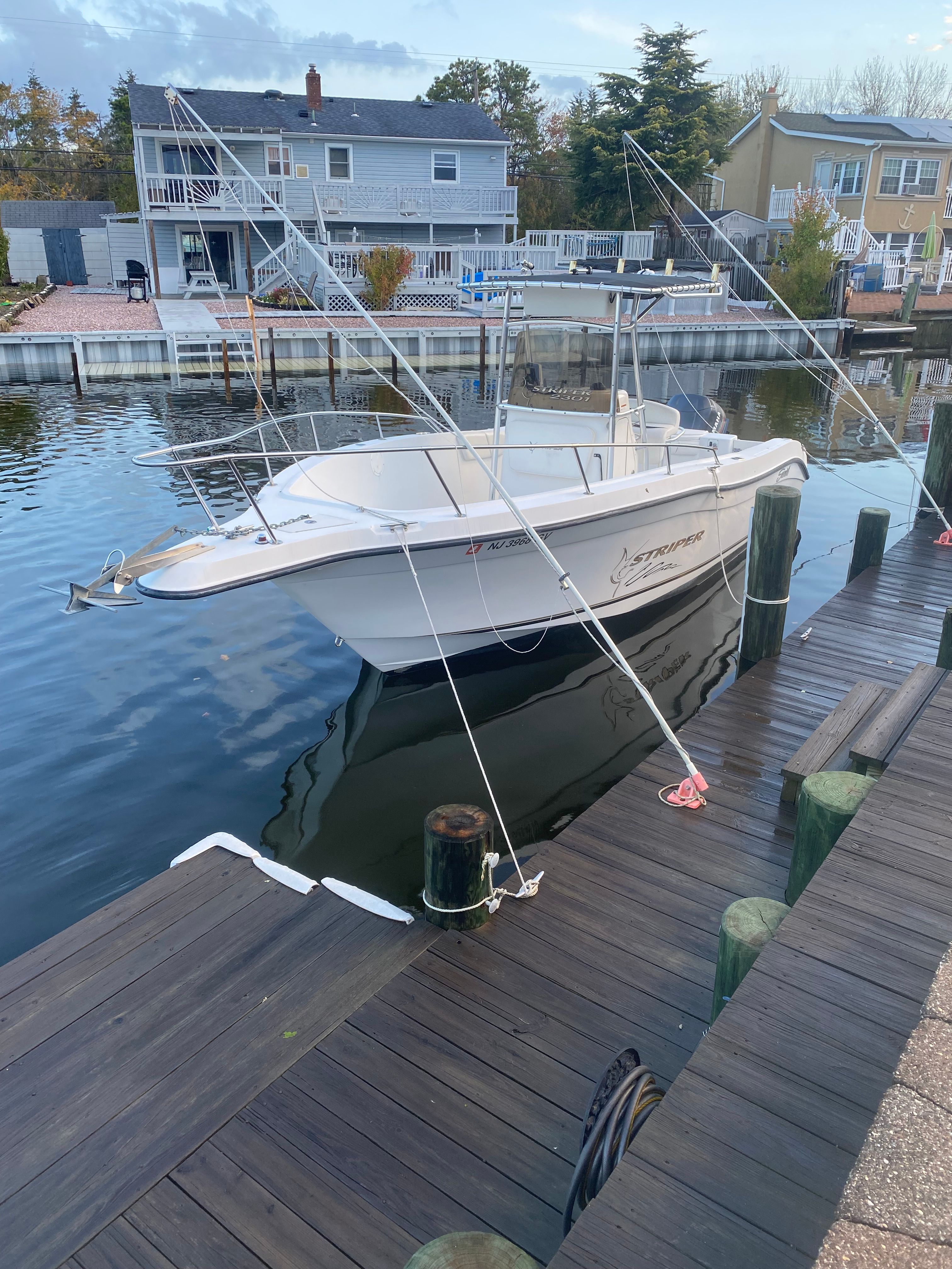2004 Seaswirl Striper 2301 Center Console O/