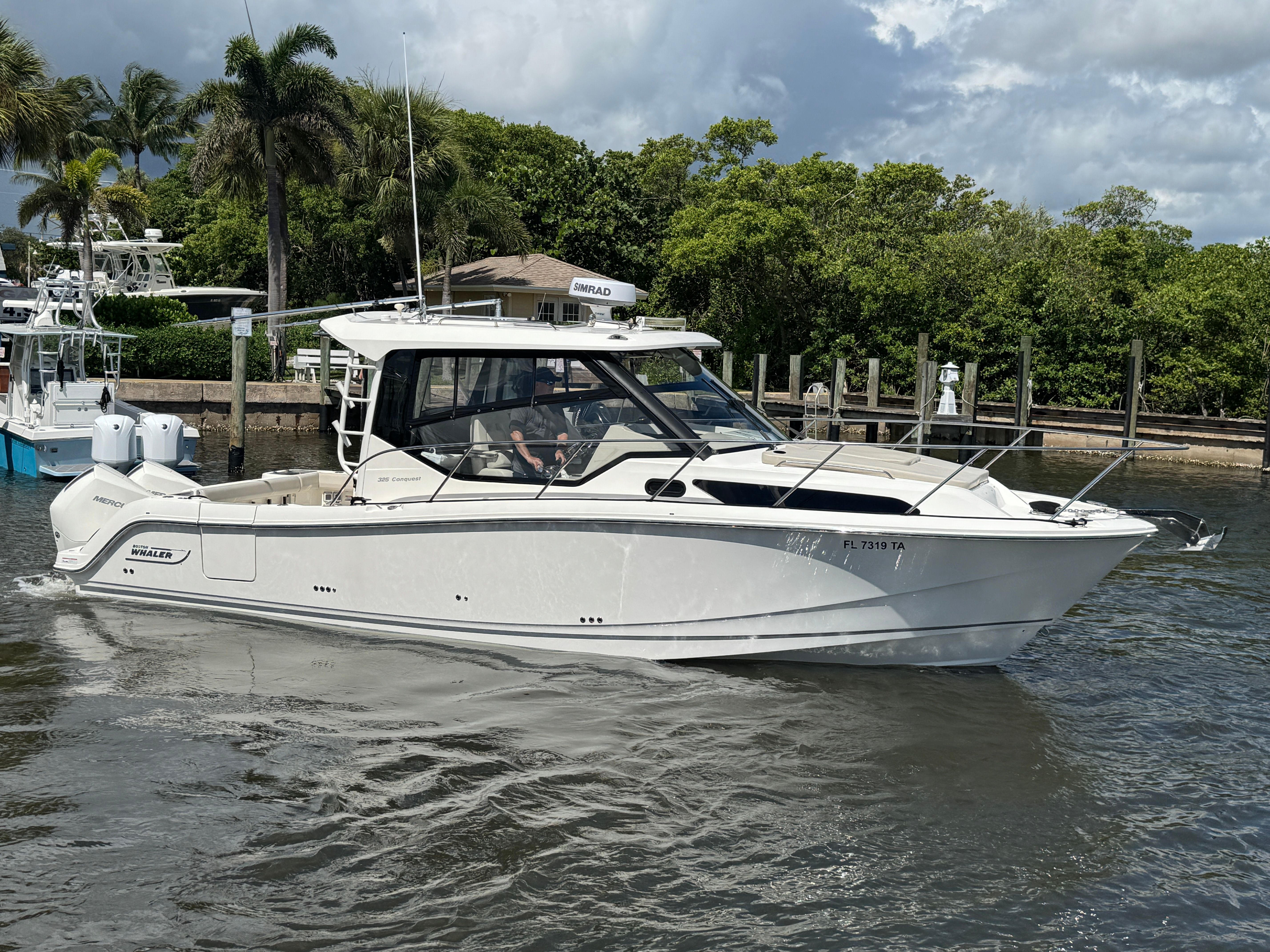 2020 Boston Whaler 325 Conquest