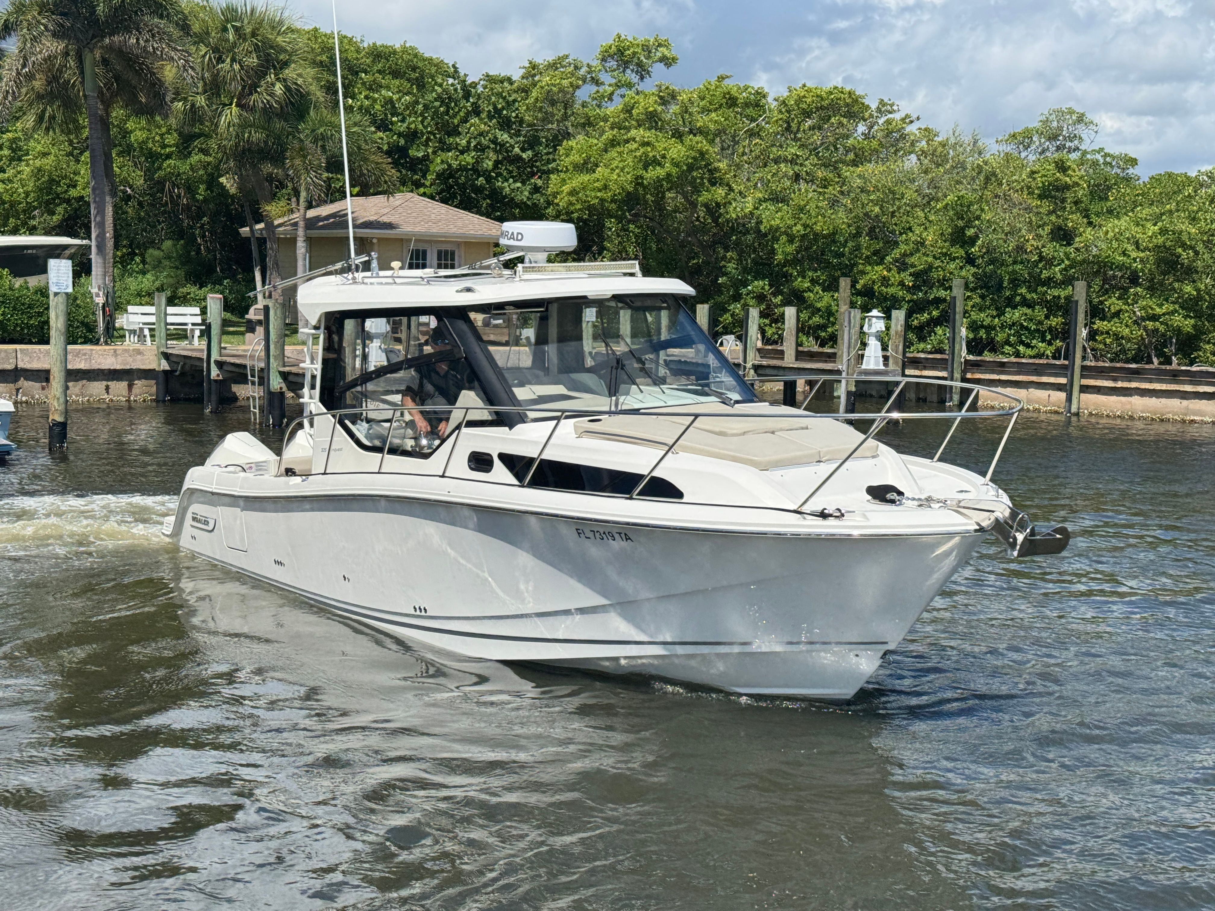 2020 Boston Whaler 325 Conquest