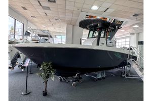 Wellcraft 263 Fisherman 2024 Wellcraft 263 Fisherman boat displayed in a showroom, showcasing sleek design and modern features.