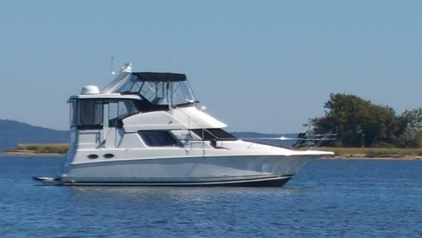 Silverton 372 Motor Yacht 1996 Silverton 372 Motor Yacht on calm water, clear sky background.