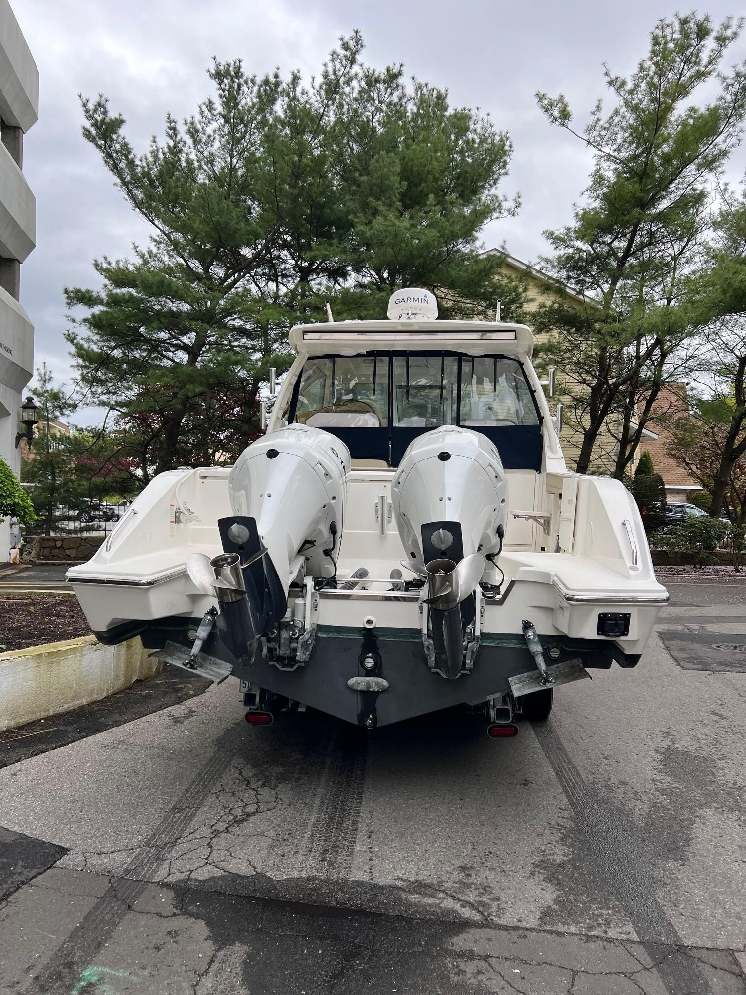 2019 Pursuit DC 325 Dual Console