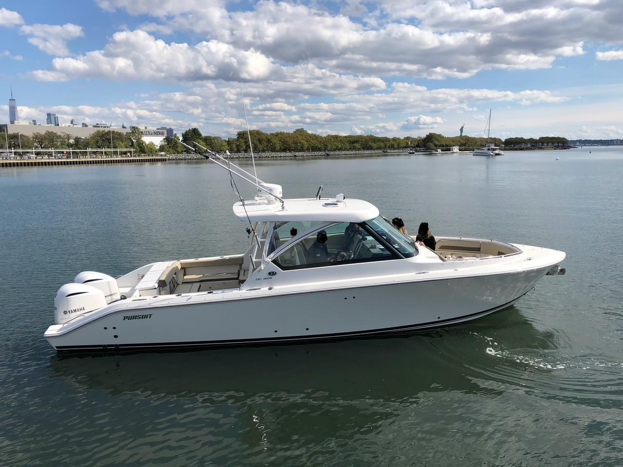 2019 Pursuit DC 325 Dual Console