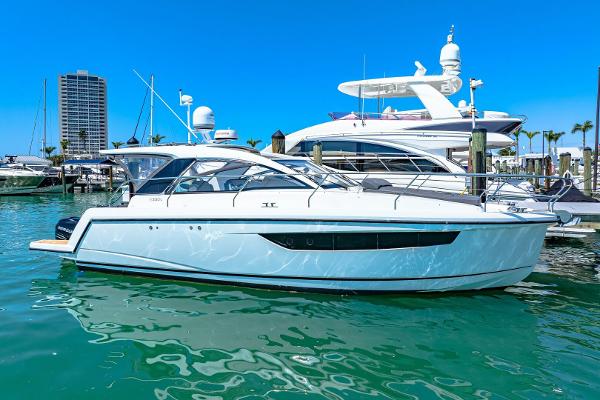 2019 Sealine S330V