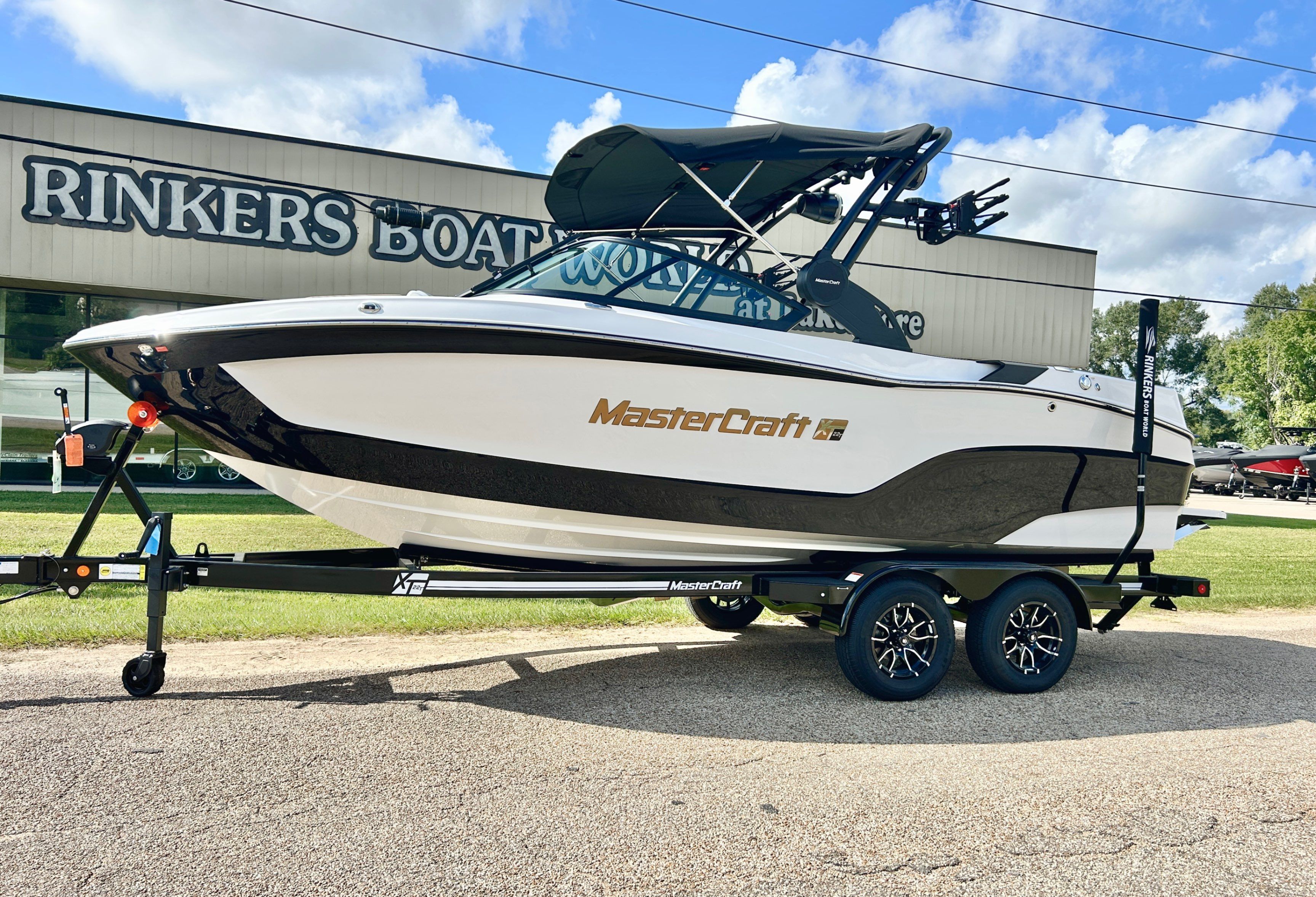 MasterCraft XT22 2026 MasterCraft XT22 boat on trailer at Rinkers Boat World dealership.