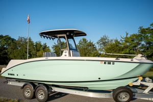 Yamaha Boats 255 FSH Sport E 2023 Yamaha Boats 255 FSH Sport E on trailer, parked outdoors under clear blue sky.