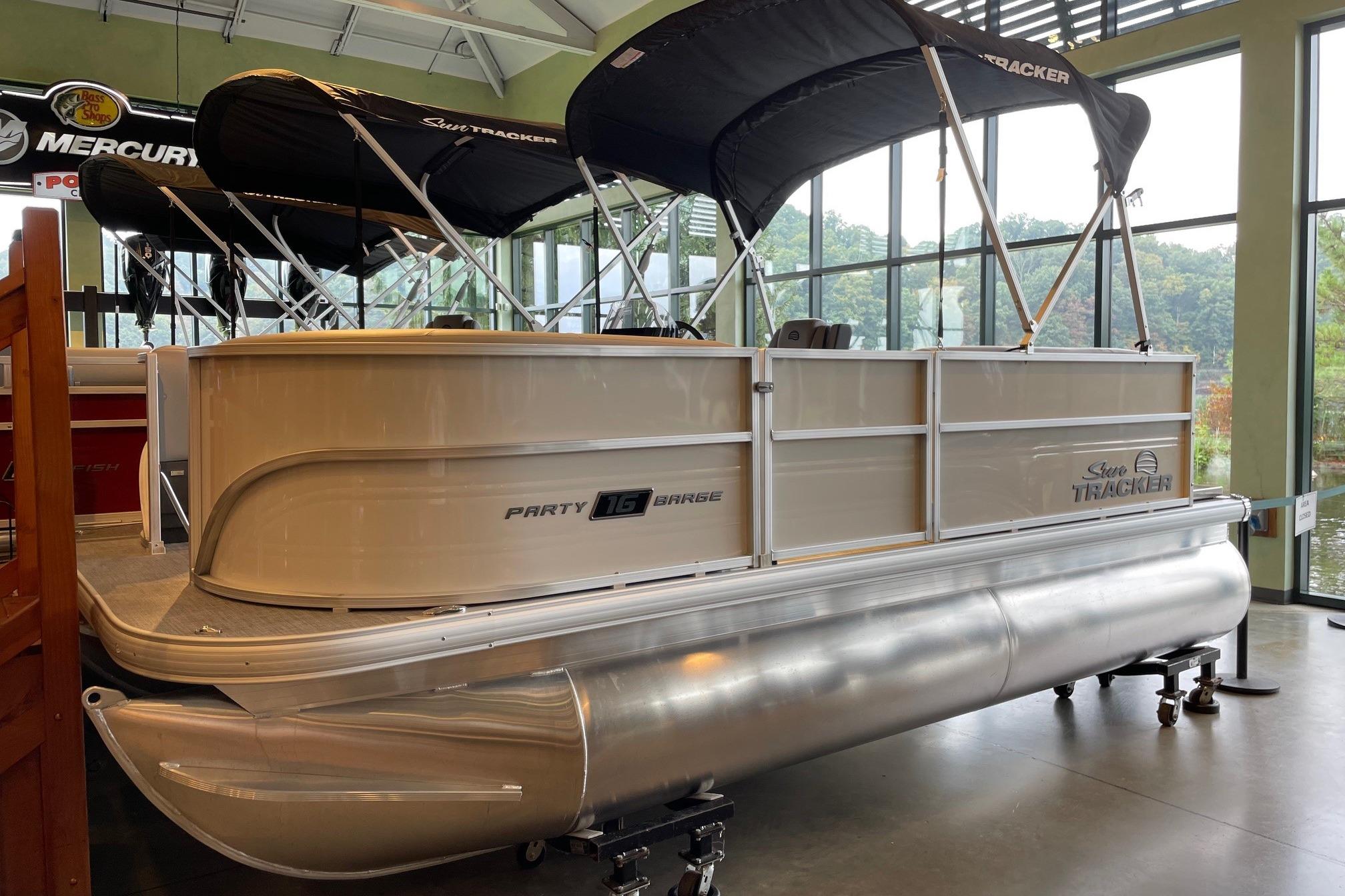 2026 Sun Tracker Party Barge 16 DLX