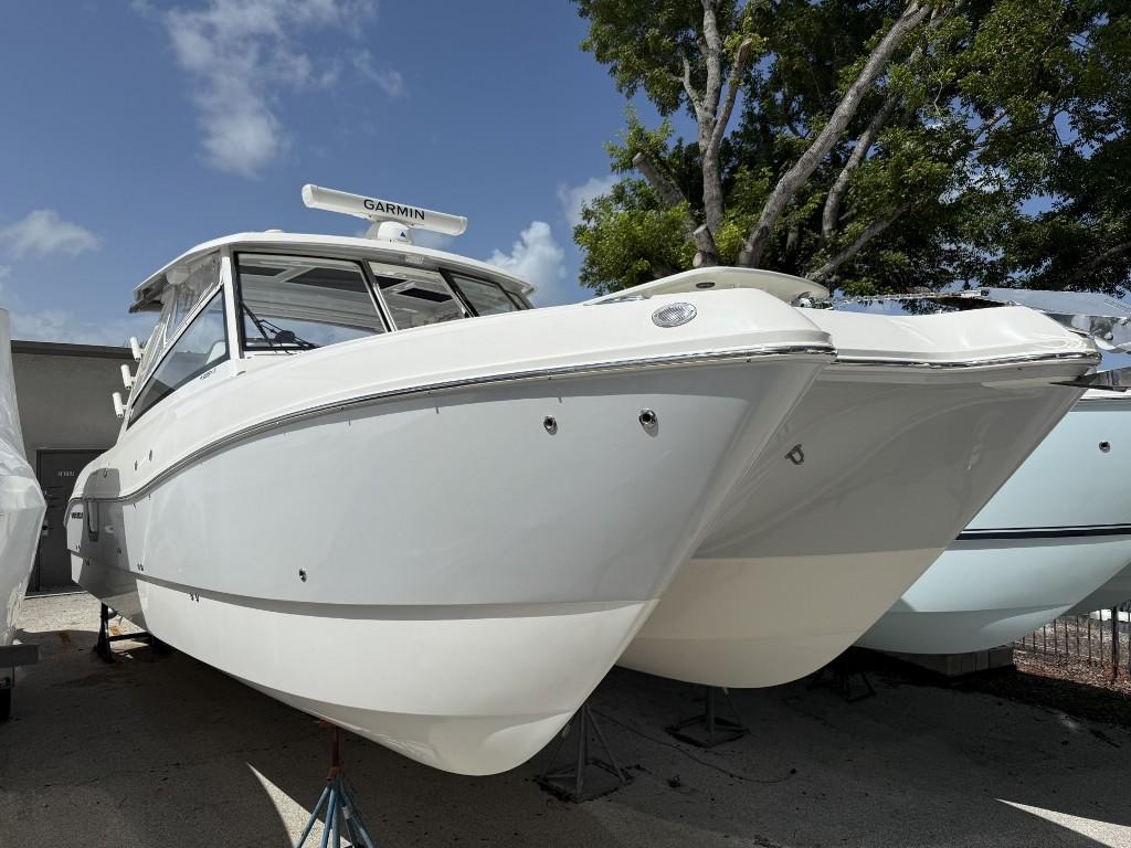 World Cat 325 DC 2022 World Cat 325 DC boat displayed outdoors, featuring sleek design and modern technology.