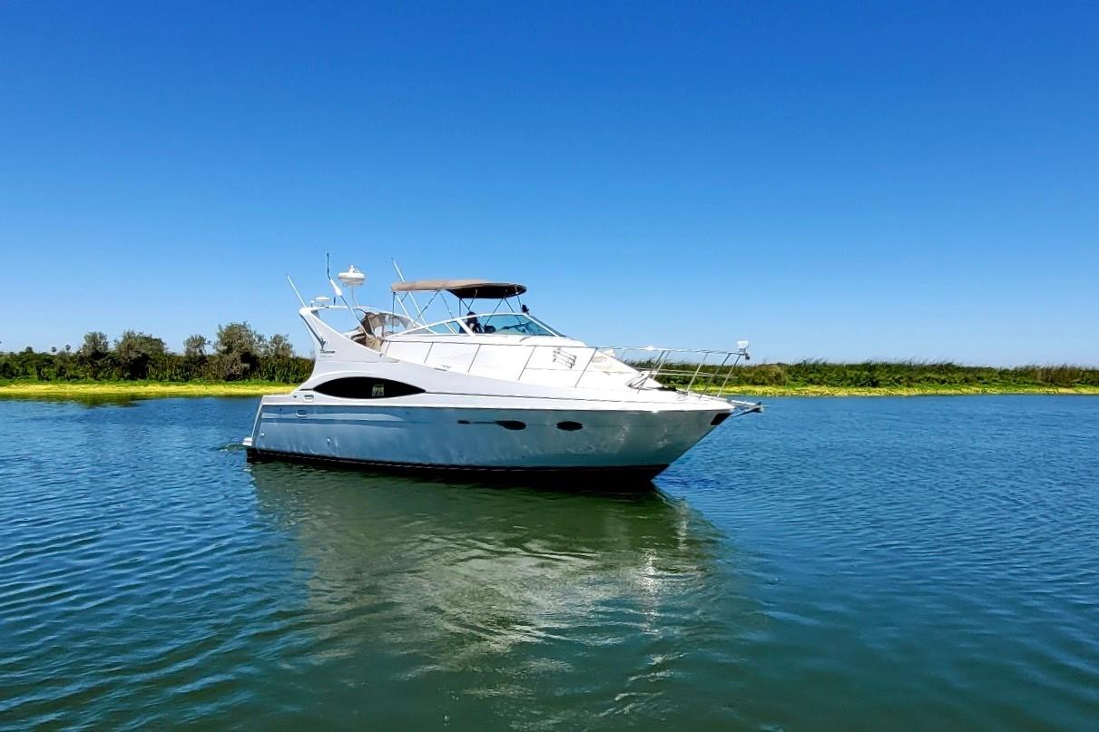 Carver 350 Mariner 1998 Carver 350 Mariner yacht on calm water under clear blue sky.