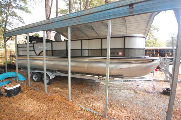 Bentley Pontoons 243 Swingback 2021 Bentley Pontoons 243 Swingback under a metal canopy.