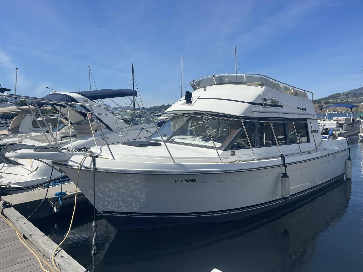 1985 Carver 28 VOYAGER