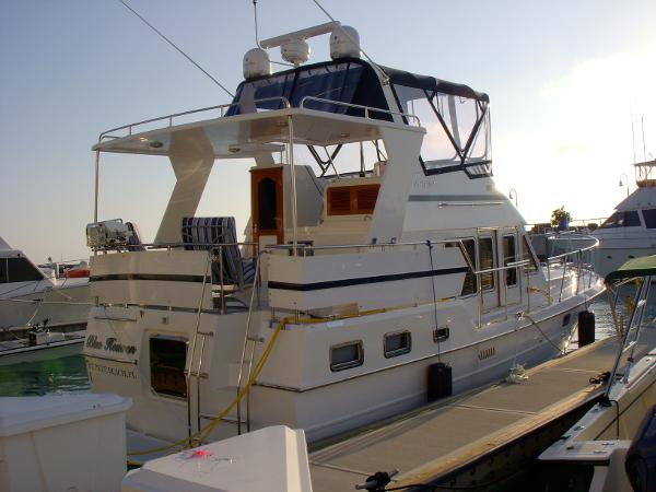 Heritage East 36 Sundeck Trawler 2007 Heritage East 36 Sundeck Trawler docked at marina, featuring spacious deck and modern design.