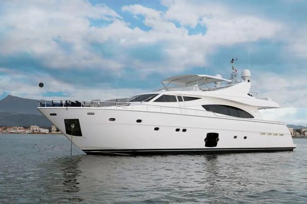 2004 Ferretti Yachts 880