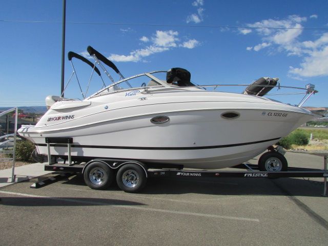 Four Winns 258 Vista 2007 Four Winns 258 Vista boat on trailer under clear blue sky.