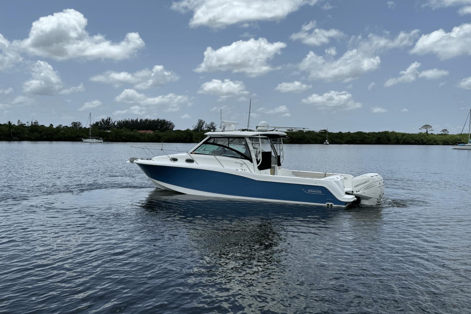 2016 Boston Whaler 315 Conquest