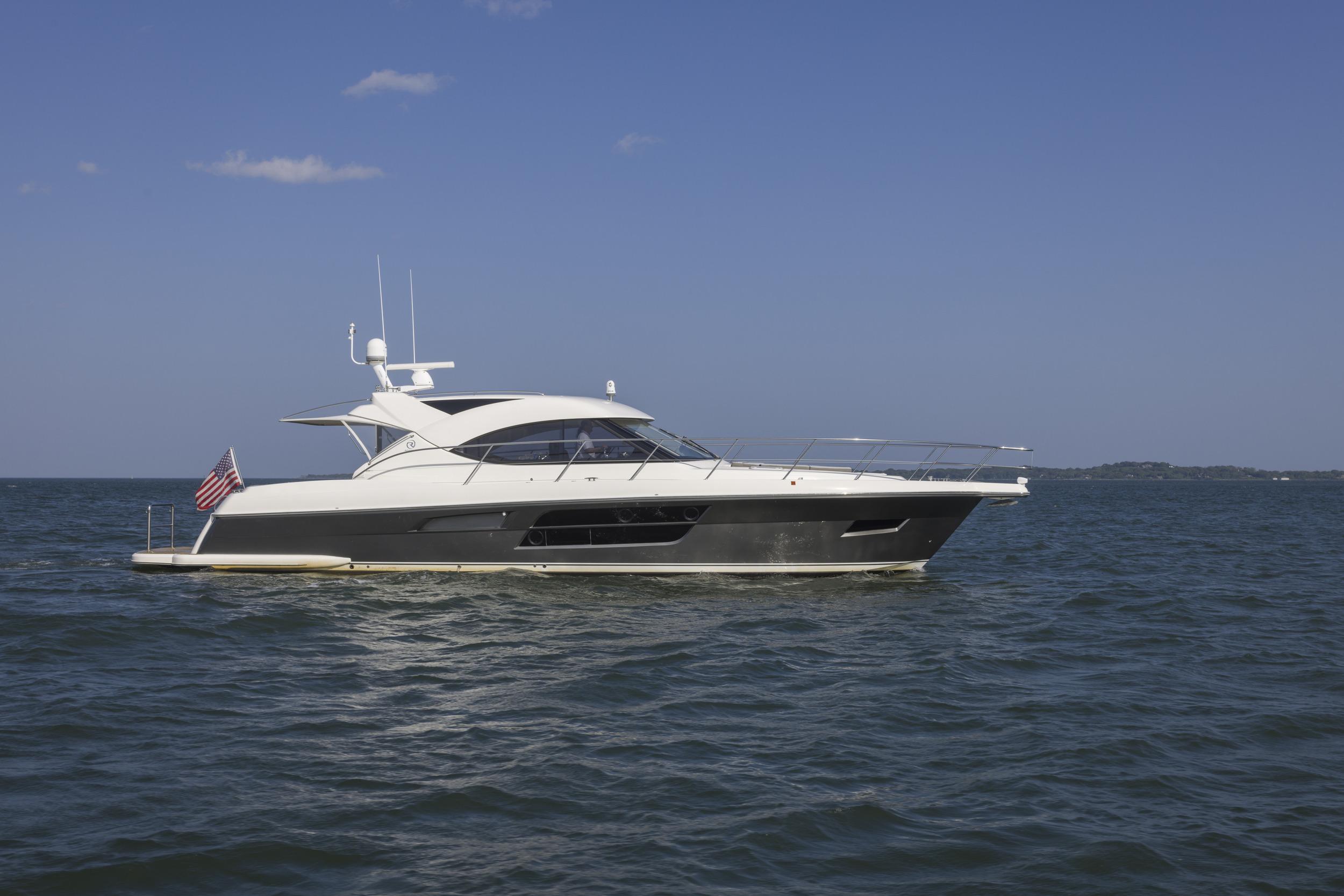 2016 Riviera 5000 Sport Yacht