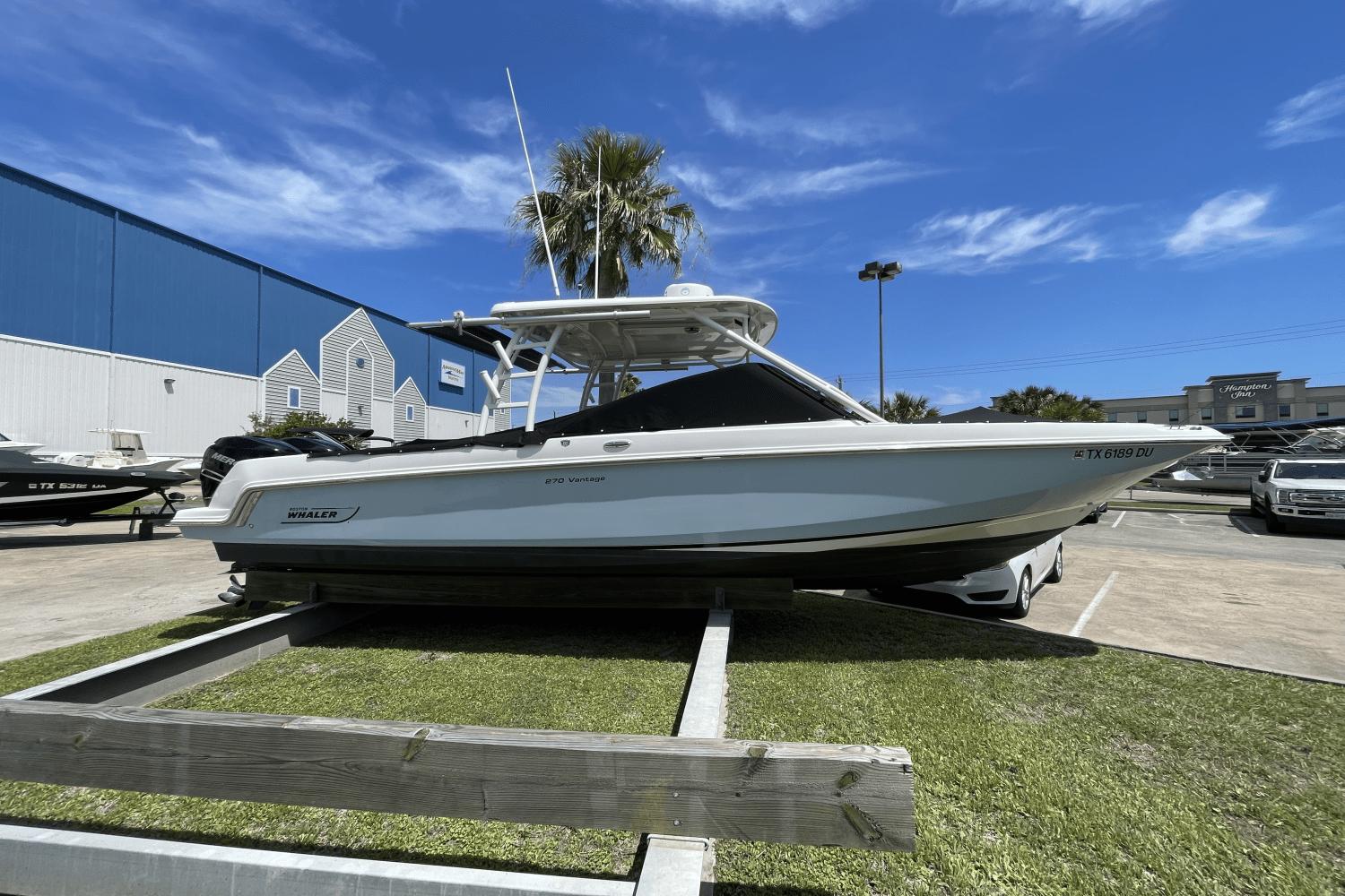 2018 Boston Whaler 270 Vantage