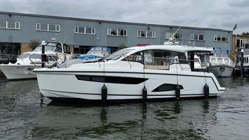 2016 Sealine C330