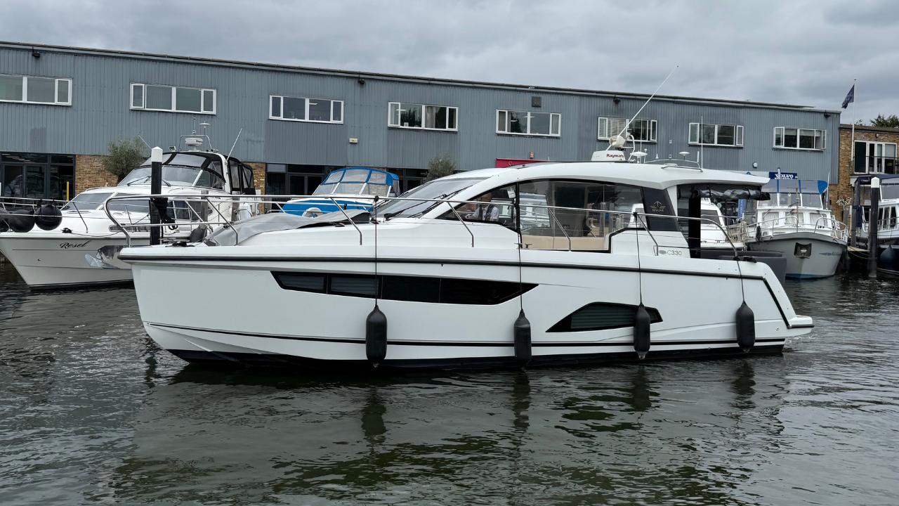 2016 Sealine C330