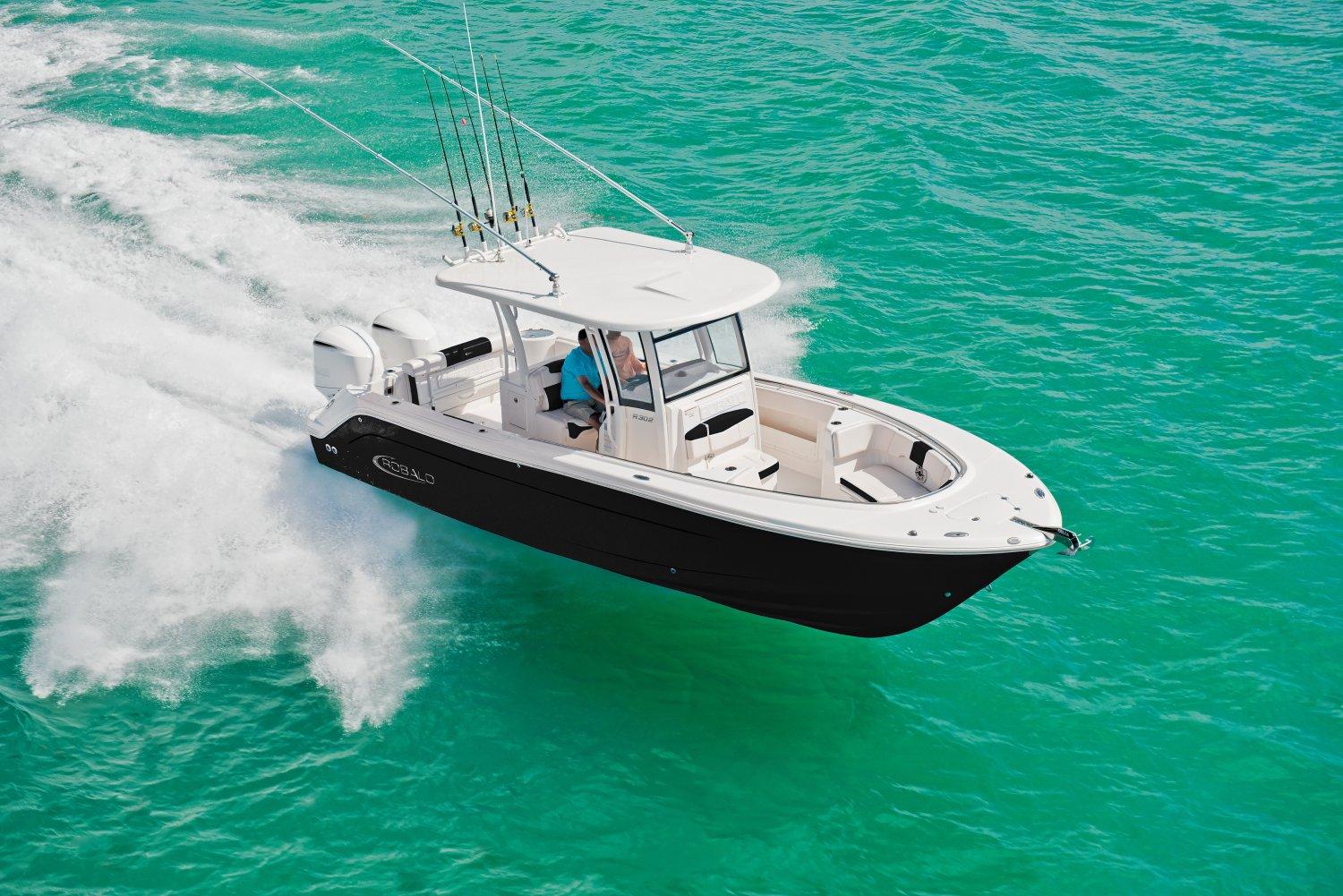 Robalo R302 Center Console 2017 Robalo R302 Center Console boat cruising on turquoise water.