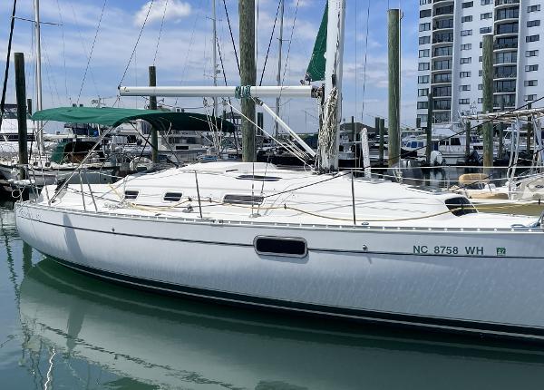 Beneteau Oceanis 321 1995 Beneteau Oceanis 321 sailboat docked in marina, calm water, clear sky.
