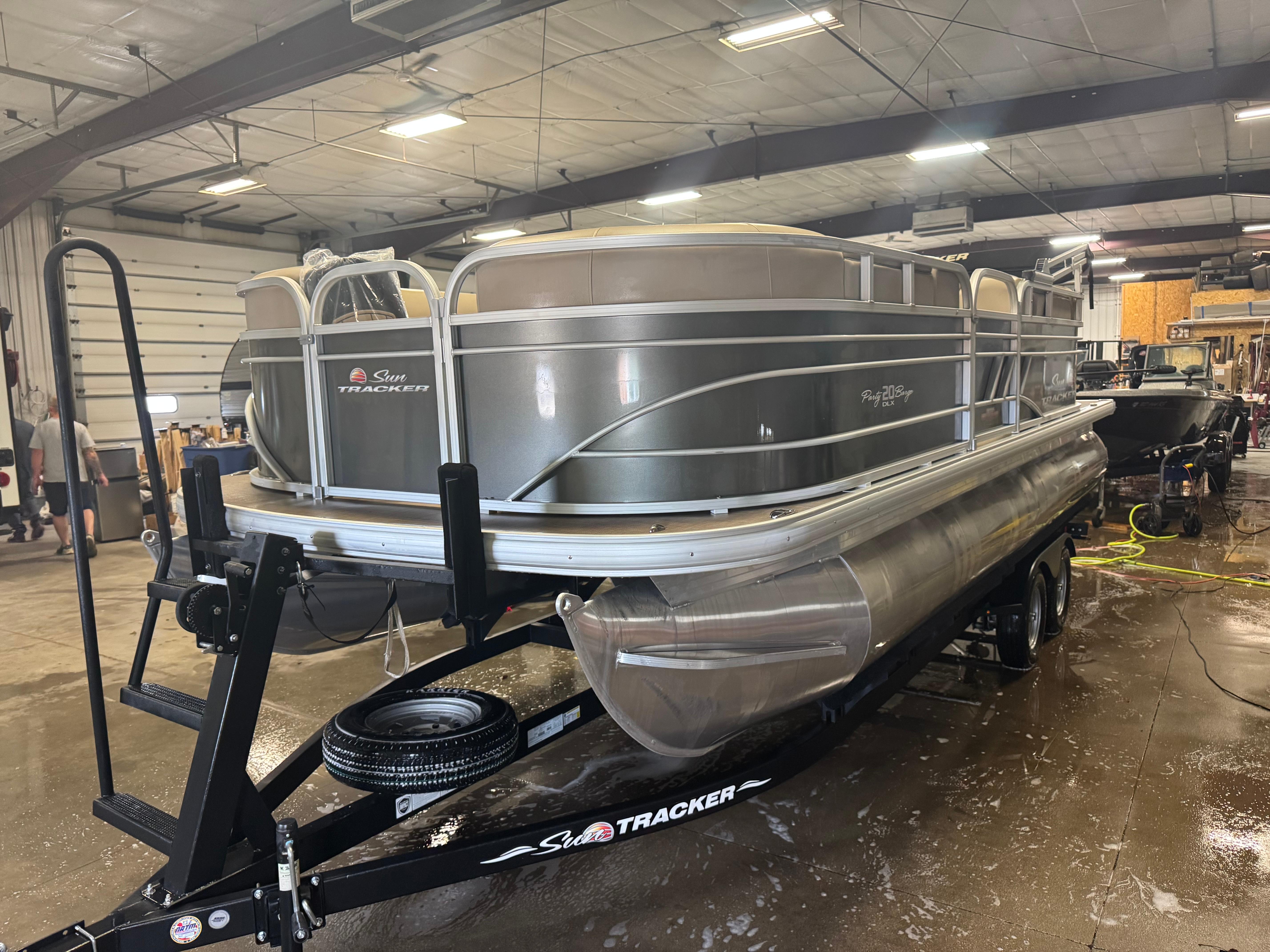 2023 Sun Tracker Party Barge 20 DLX