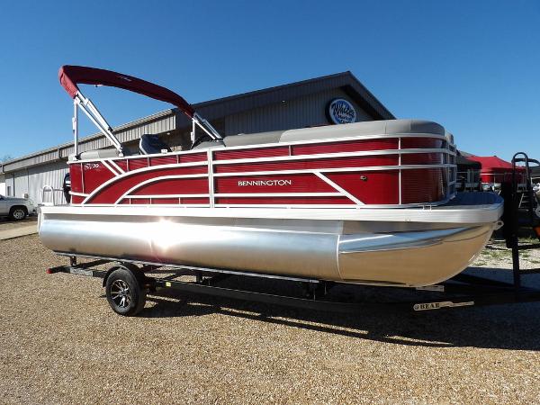 Bennington 20 SVSR 2024 Bennington 20 SVSR pontoon boat with red and silver design on a trailer.