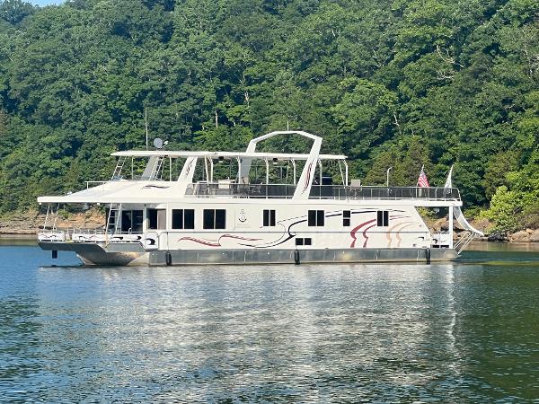 Horizon 18 x 85 Houseboat 2009 Horizon 18 x 85 Houseboat on a serene lake with lush green forest backdrop.