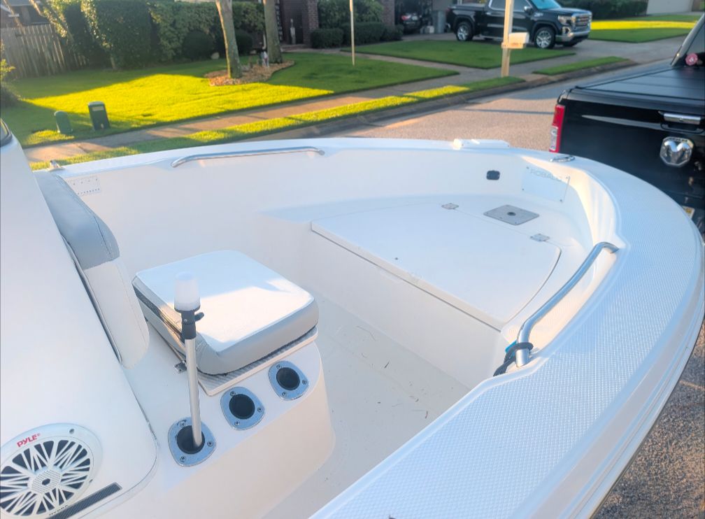 2016 Robalo R160 Center Console