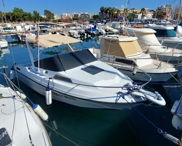 Faeton 600DF Faeton 600DF 1991 boat docked in a marina, surrounded by other vessels.