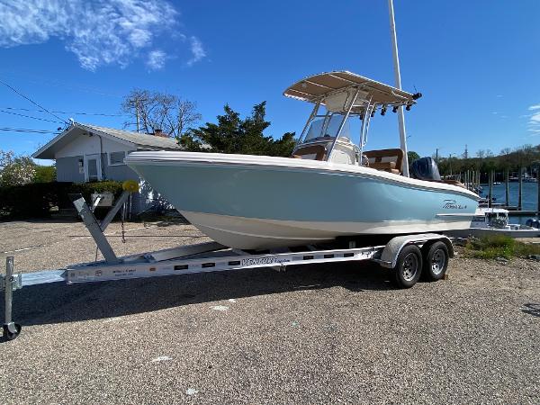 Pioneer 202 Islander 2025 Pioneer 202 Islander boat on trailer, parked outdoors under clear blue sky.