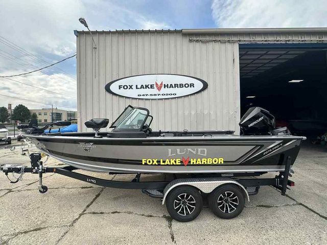 Lund 2075 Pro-V Sport 2025 Lund 2075 Pro-V Sport boat at Fox Lake Harbor dealership.