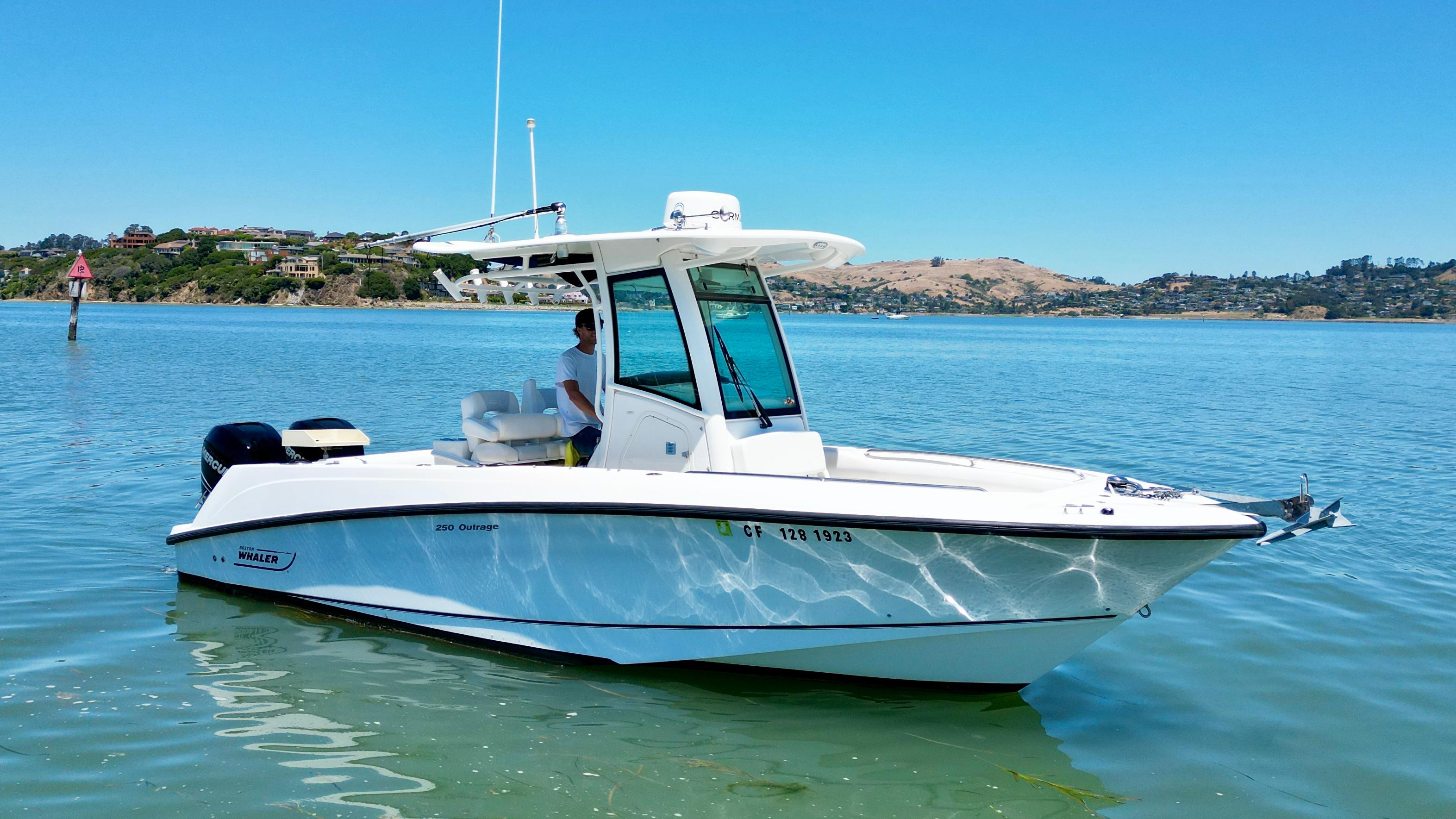 2013 Boston Whaler 250 Outrage