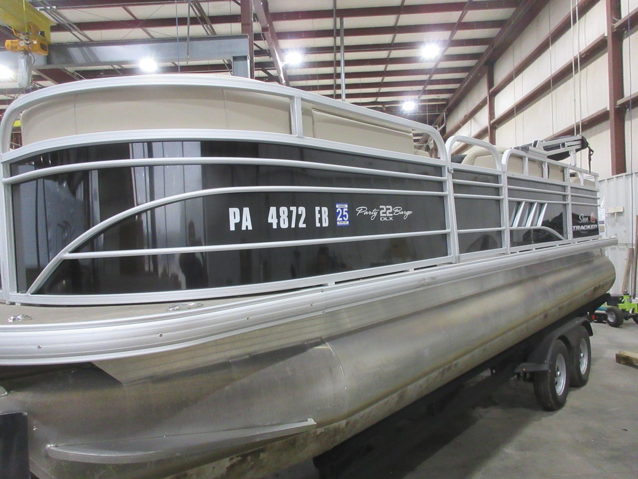 2022 Sun Tracker Party Barge 22 RF DLX