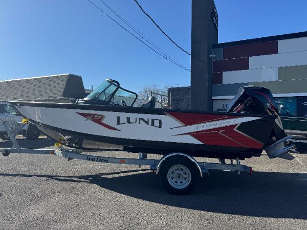 Lund 1875 Crossover XS 2025 Lund 1875 Crossover XS boat on trailer, parked outdoors.