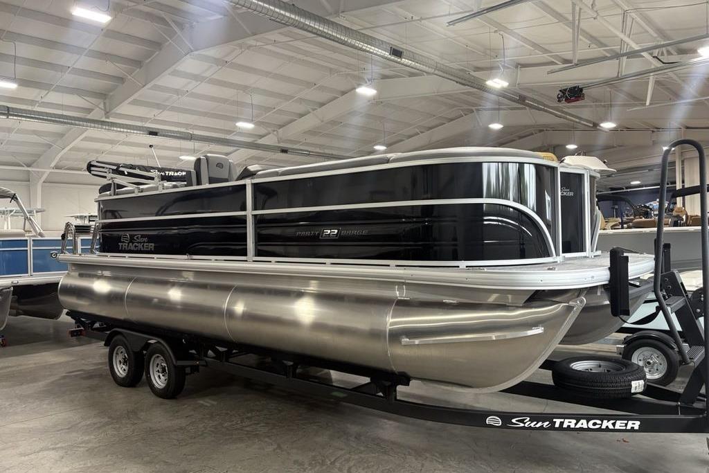 2026 Sun Tracker Party Barge 22 XP3