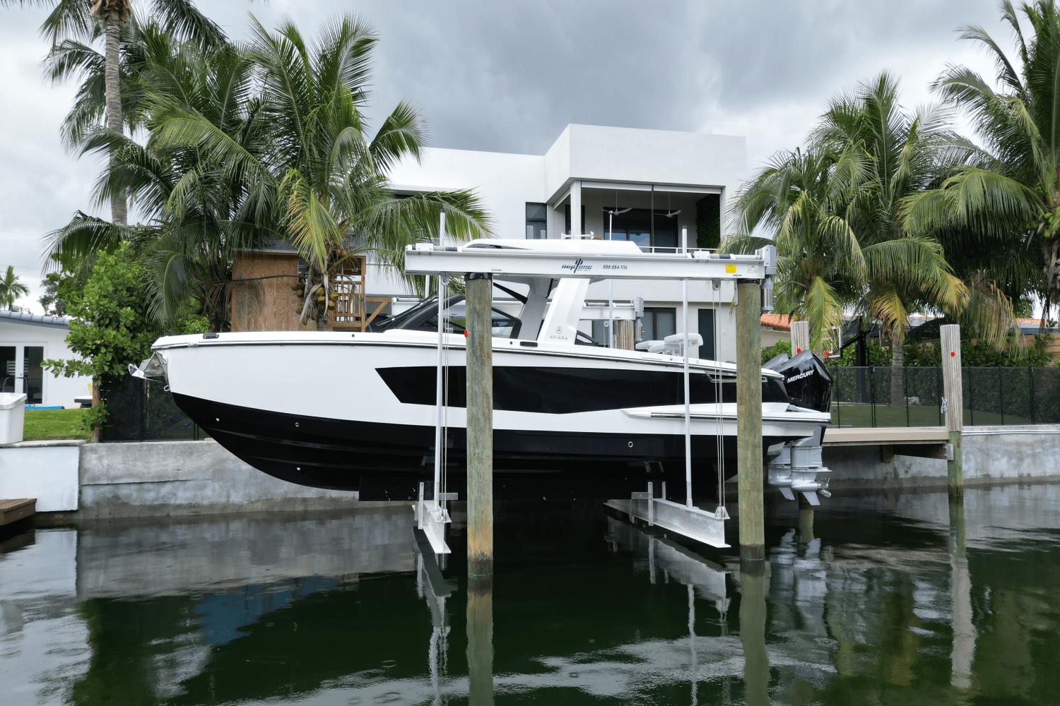2023 Aviara AV32 Outboard