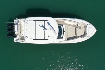 2022 Boston Whaler 350 Realm