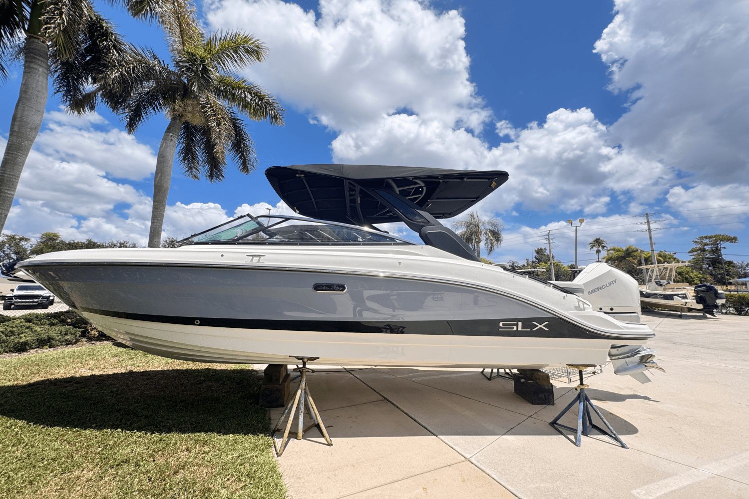 2025 Sea Ray SLX 260 Outboard