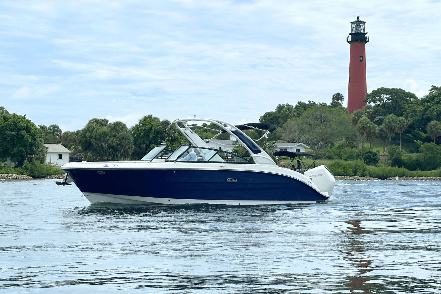 2025 Sea Ray SDX 270 Outboard