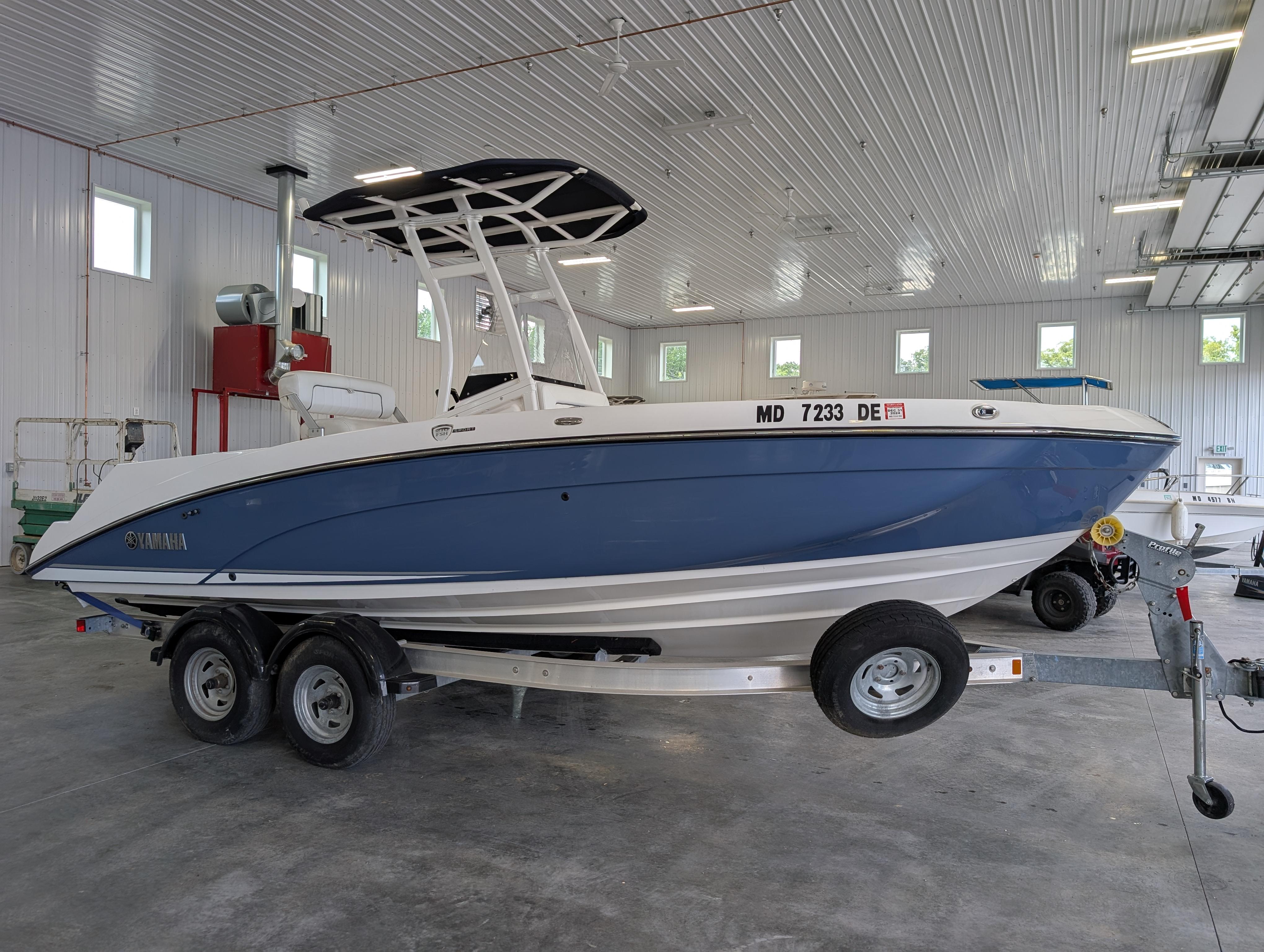 Yamaha Boats 210 FSH Sport 2018 Yamaha Boats 210 FSH Sport on trailer in indoor storage facility.