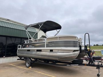 2020 Sun Tracker Party Barge 18 DLX