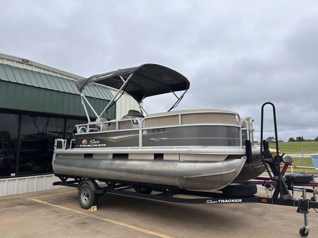 Sun Tracker Party Barge 18 DLX