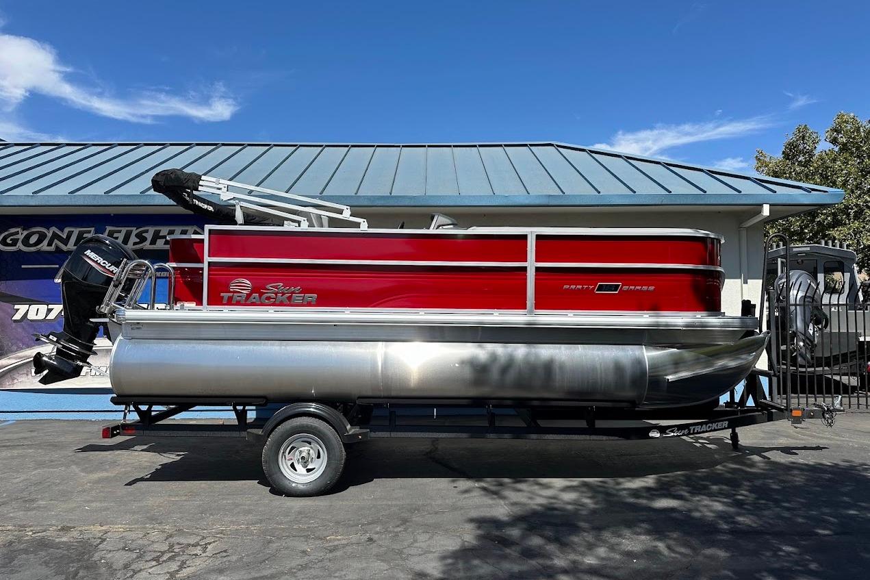 2026 Sun Tracker Party Barge 18 DLX